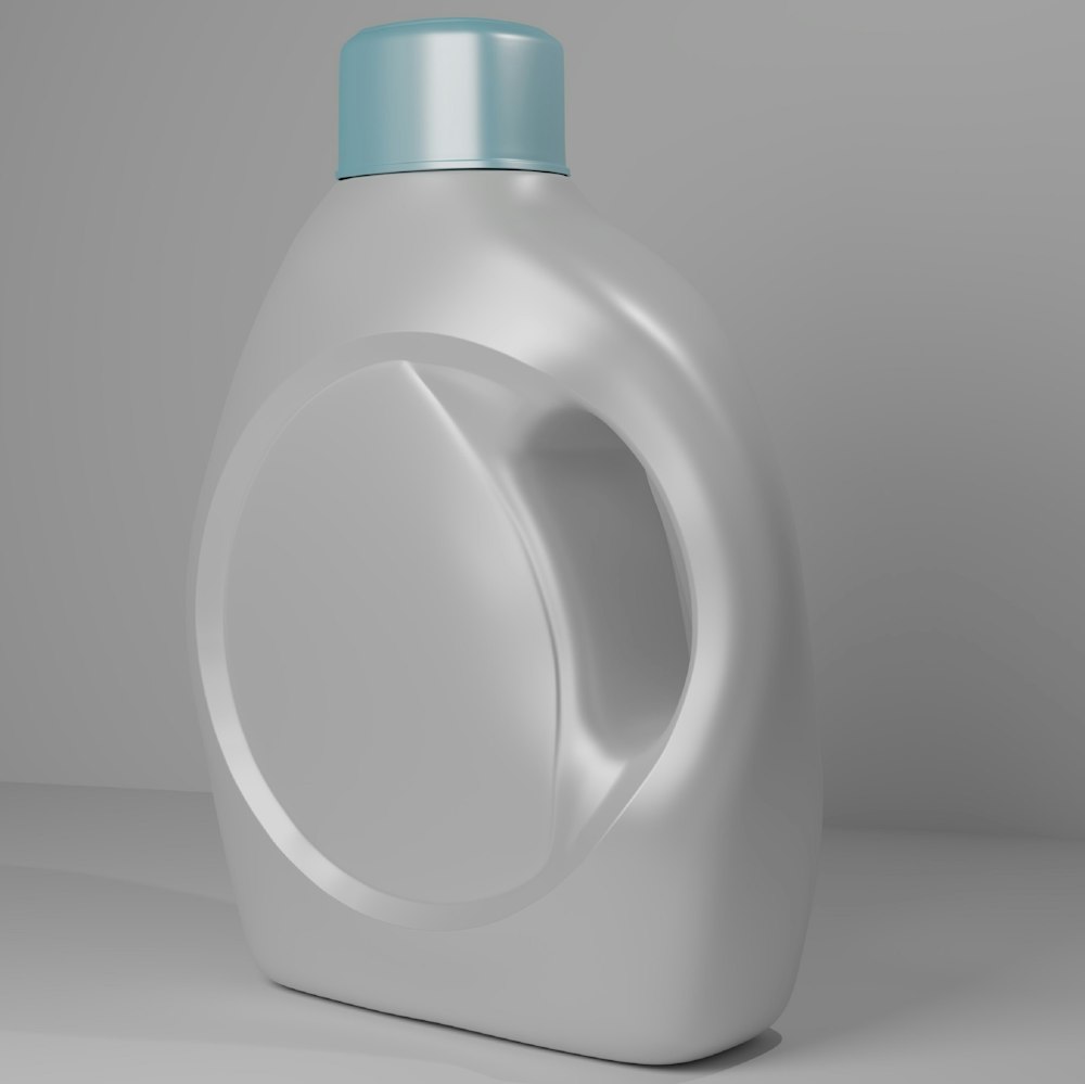 Botella blanca de detergente líquido