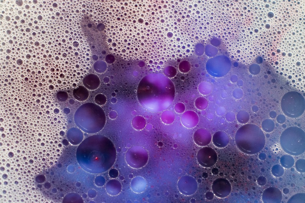 Espuma de detergente en el agua