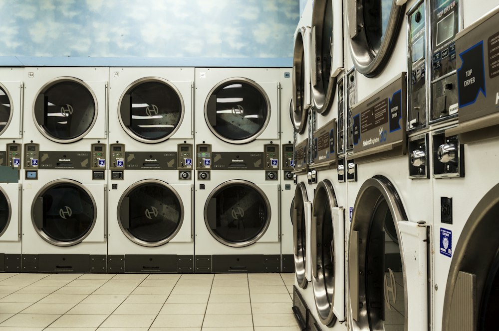 Lavadora y secadora apiladas en una sala de lavado