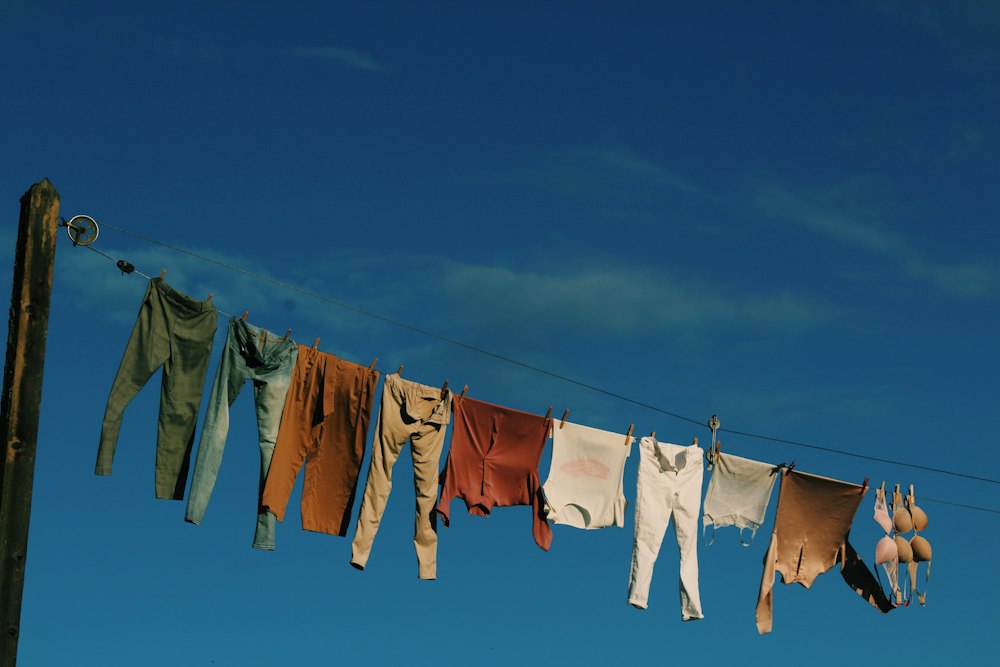 Ropa tendida al sol después del lavado